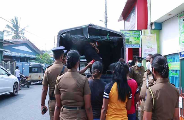 மசாஜ் நிலையம் என்ற பெயரில் இயங்கிய இடத்தில் பொலிஸார் அதிரடி ; 4 பெண்கள் உட்பட ஐவர் கைது